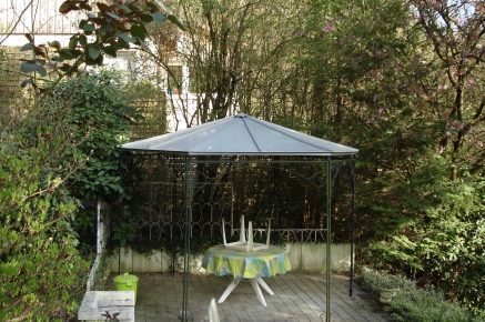 Gartenpavillon mit einem Zinkdach