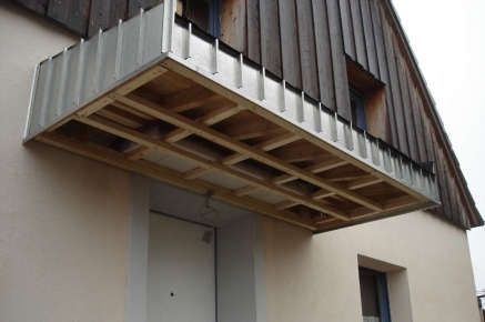 Verkleidung eines Betonvordachs mit Zinkscharen
